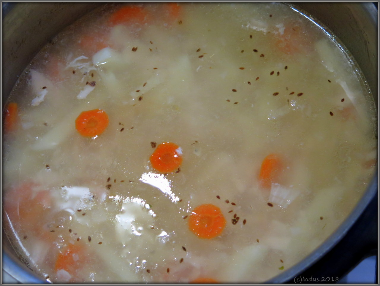 Суп кипит. Фото вскипевшего супа. Фото кипящий суп. Как понять что суп закипел. Почему мама уменьшает огонь когда суп закипит.
