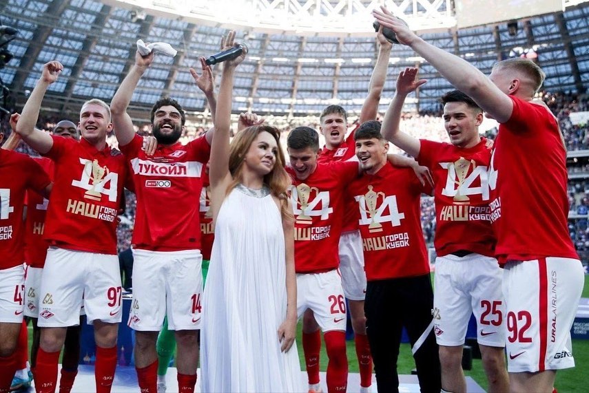 До мурашек: фанаты спели хит МакSим на Финале Кубка России по футболу