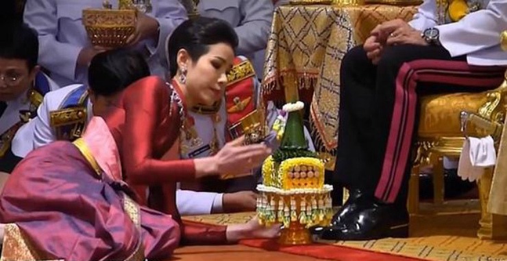 Король Таиланда проводит карантин в отеле вместе с гаремом