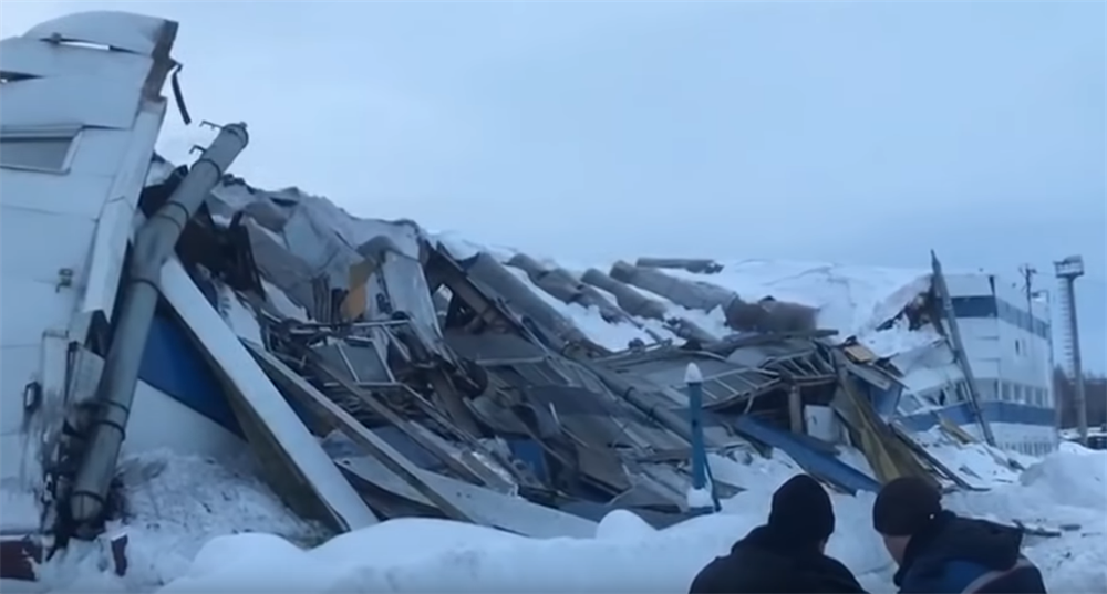 Рухнул от звука труб. Обрушилась крыша Новотранс Прокопьевск. Обрушение крыши от снега. Обвал крыши большого комбината. Вожега обвалилась крыша.