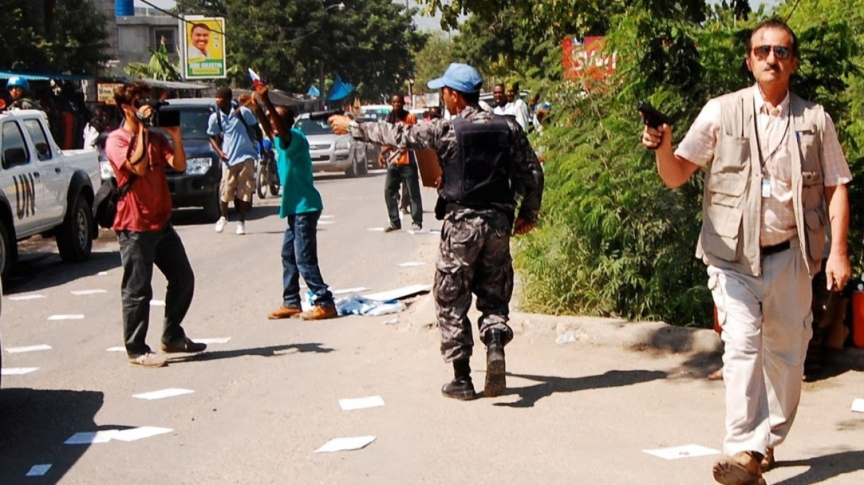 Миротворец MINUSTAH угрожает пистолетом журналисту