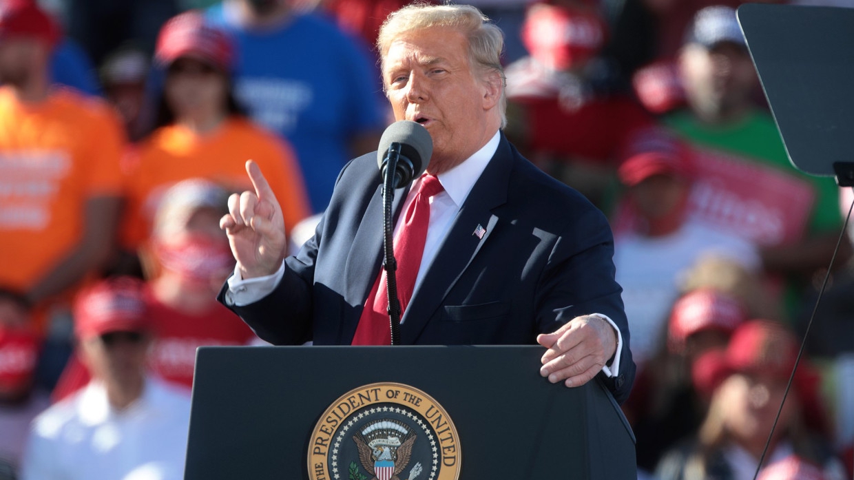 Трамп проводит митинг на фоне трагичного обрушения жилого дома во Флориде