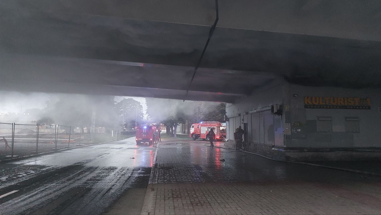 Пламя охватило торговый центр в Кировском районе Петербурга Происшествия