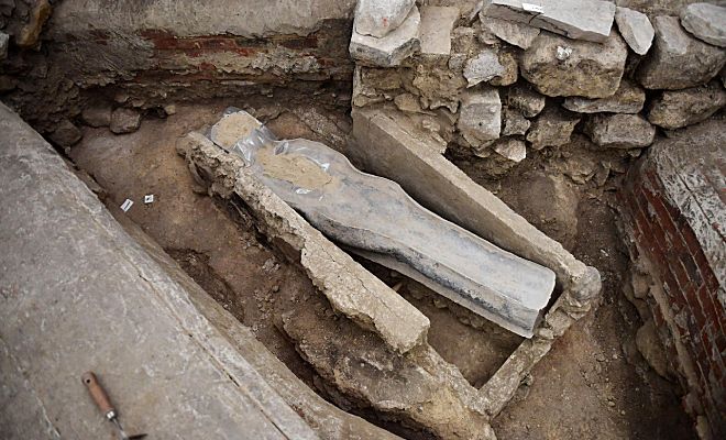 Во время ремонта под Нотр-Дамом нашли два свинцовых саркофага. Металл был запечатан, но их попробовали открыть