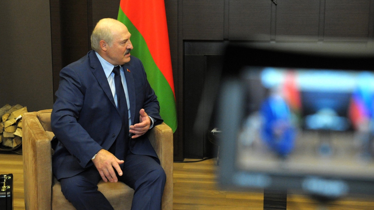 Лукашенко попросил соседей разобраться с западными политиками Политика