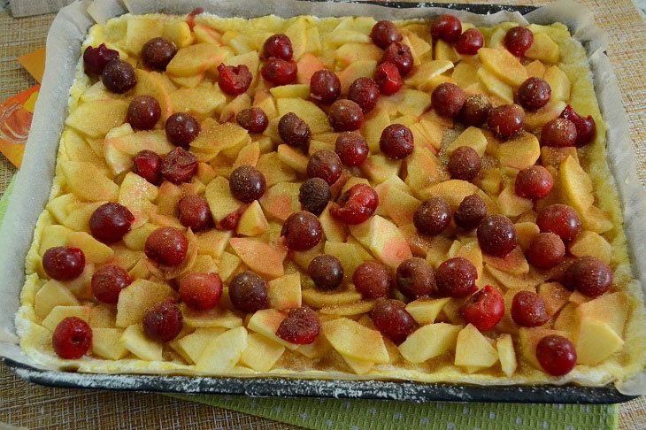 Домашний песочный пирог с яблоками и вишней — очень вкусный и ароматный сладкая выпечка