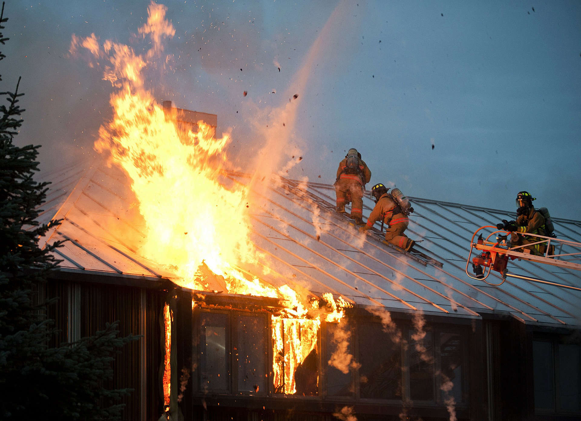 Административное здание горит в нижегородском поселке Луч Происшествия