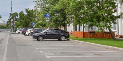 Автомобилисты продлят абонементы на парковки в Красностуденческом проезде