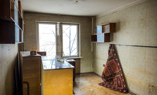 Прохожий зашел в расселенный московский дом и нашел мрачную квартиру: по вещам мужчина представил, кто здесь жил Культура