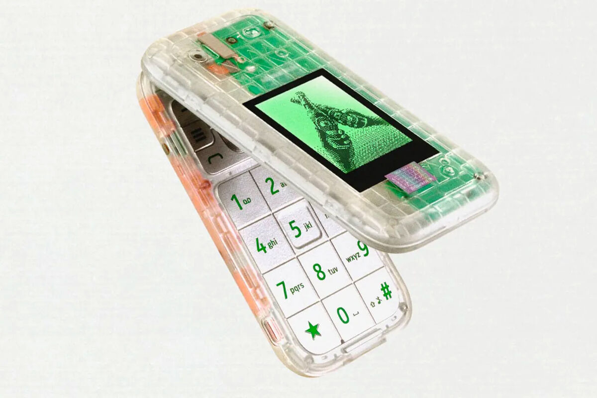 HMD и Heineken представили кнопочный телефон Boring Phone с прозрачным корпусом