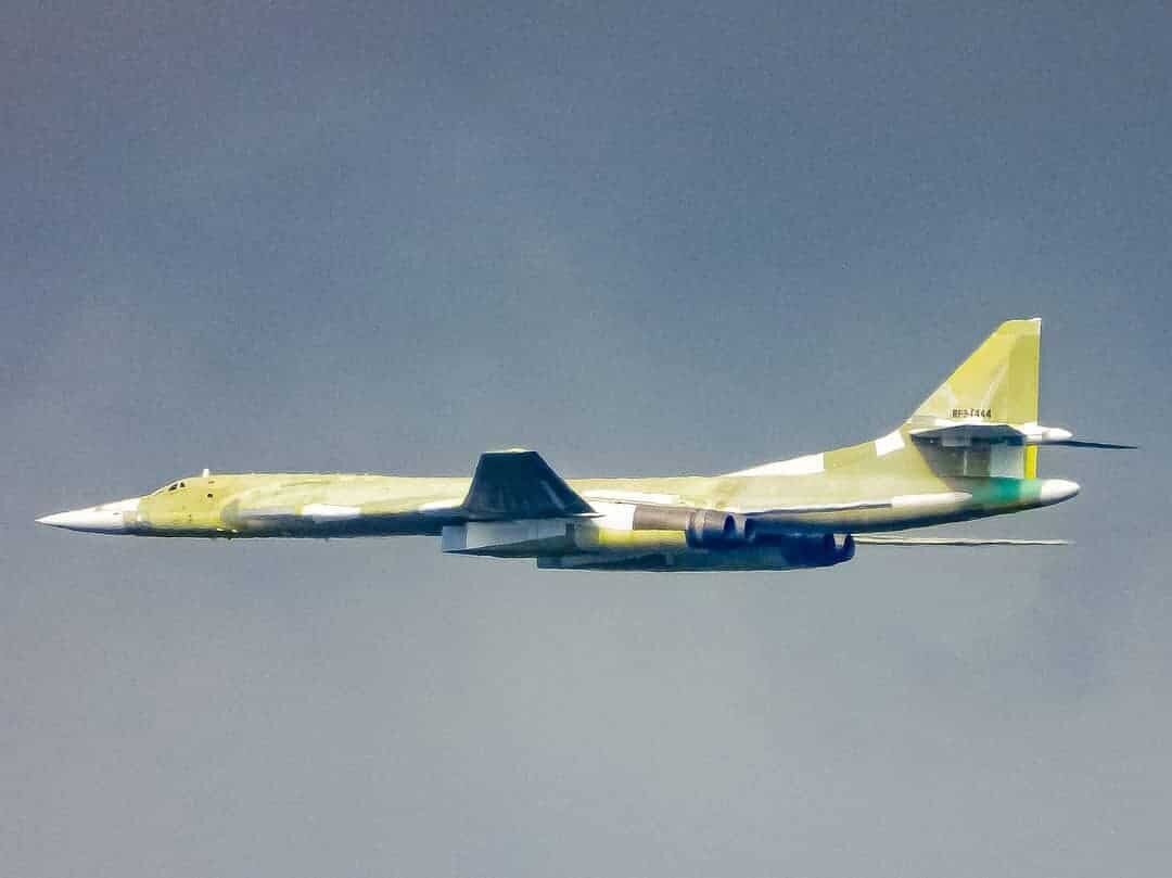 В воздухе новейший российский межконтинентальный сверхзвуковой стратегический бомбардировщик-ракетоносец Ту-160М2 с крылом изменяемой стреловидности (многорежимный). 
