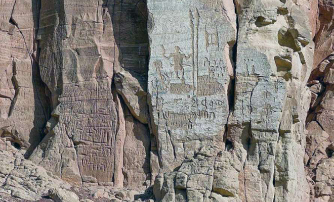 В аравийской пустыне нашли высеченные в скале Врата. Объекту более 8000 лет, а построившая его цивилизация бесследно исчезла Культура