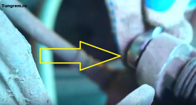 Откручиваю передний суппорт Лада Калина