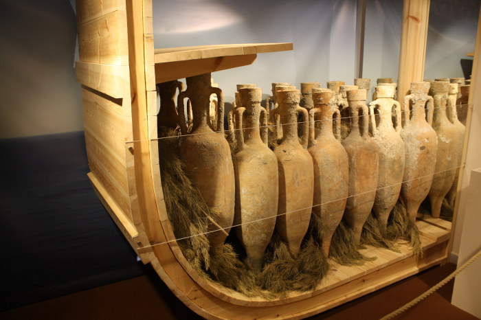Древнегреческие амфоры в том виде, как они перевозились по морю. | Фото: ancient.eu.