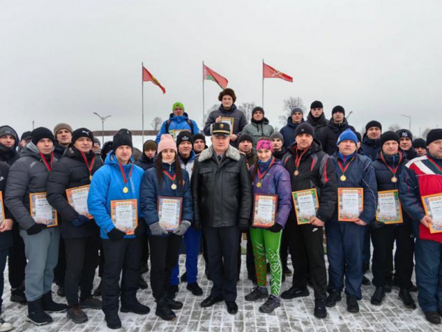Соревнования по лыжным гонкам среди сотрудников Департамента охраны прошли на лыжероллерной трассе в Чаусах.