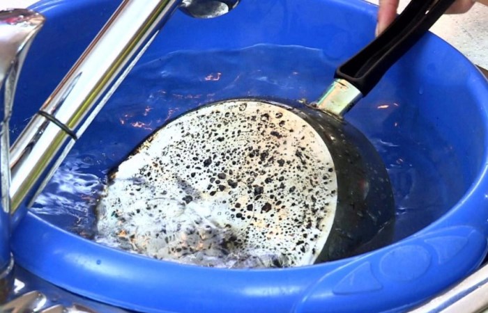 Как почистить грязную сковороду до блеска «советским» способом