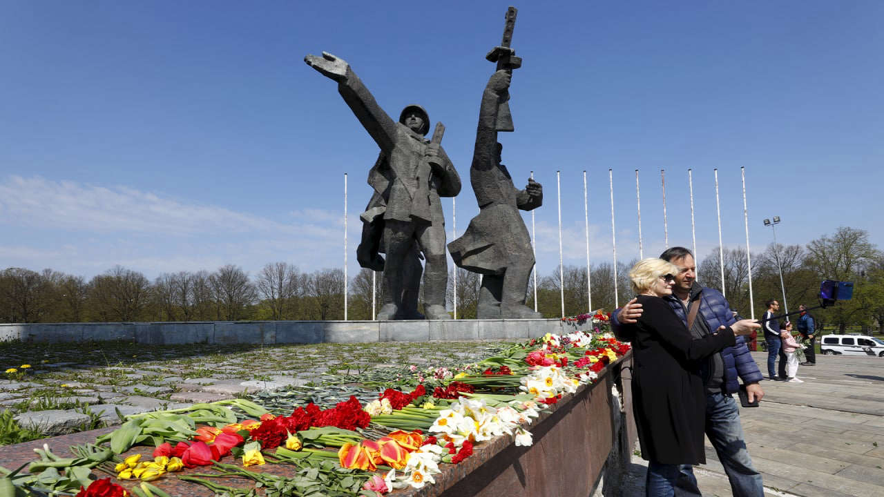 Жители Риги вновь несут цветы к памятнику Освободителям вместо убранных властями Общество