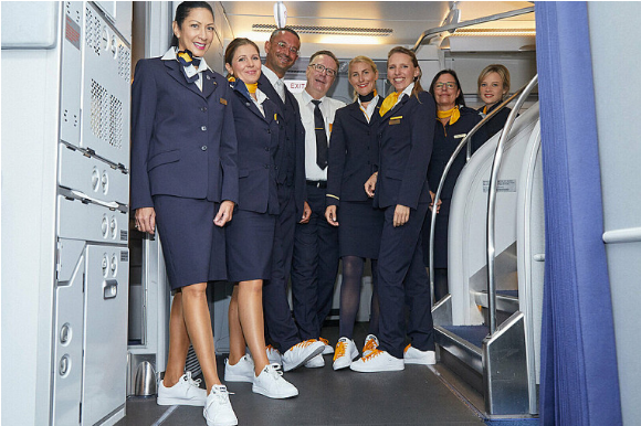 5 авиакомпаний, стюардессы которых обходятся без каблуков обуви, комфортные, каблуки, плоской, стюардессы, более, Airways, строгие, униформы, Японии, которые, сделали, работниц, Airlines, дизайн, пассажиров, кроссовки, традицию, которой, Так Lufthansa решила