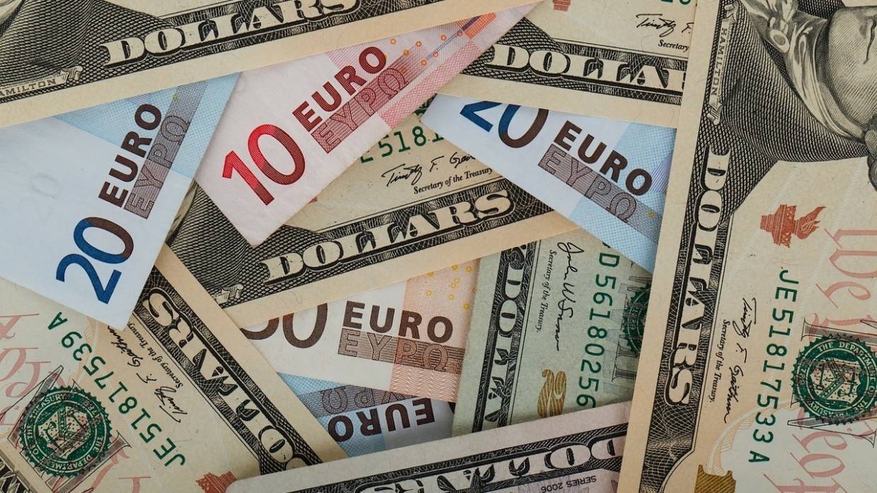 Центробанк повысил официальные курсы доллара и евро на 27 января