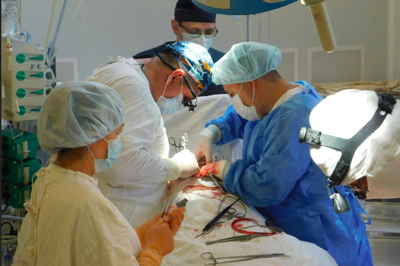 Новообразование выявили у 60-летнего пациента во время КТ в Алтайском краевом кардиологическом центр, куда он поступил с прогрессирующей стенокардией. Ранее он уже перенёс инфаркт. Опухоль и ишемическая болезнь не давали выполнить специалистам операции по отдельности: после первичной операции на лёгком пациент мог погибнуть от острой сердечной недостаточности, а если бы сначала решили проводить аортокоронарное шунтирование, то спустя 3–4 месяца реабилитации опухоль в лёгком могла вырасти до состояния неоперабельной или «пустить» метастазы. Поэтому врачи приняли решение объединить вмешательство.