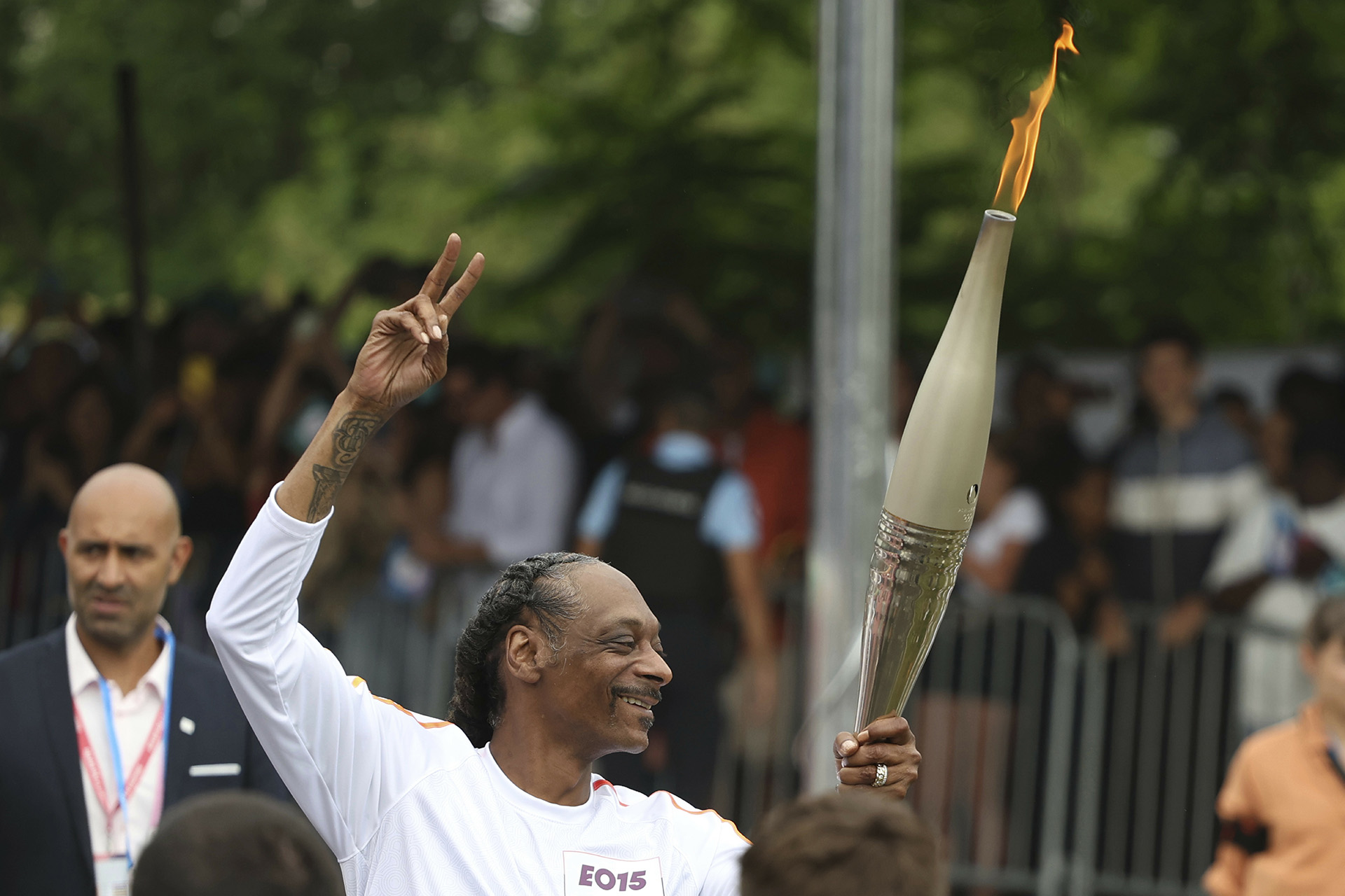 Снуп Догг несет олимпийский факел перед открытием Игр в Париже, 26 июля 2024 года 