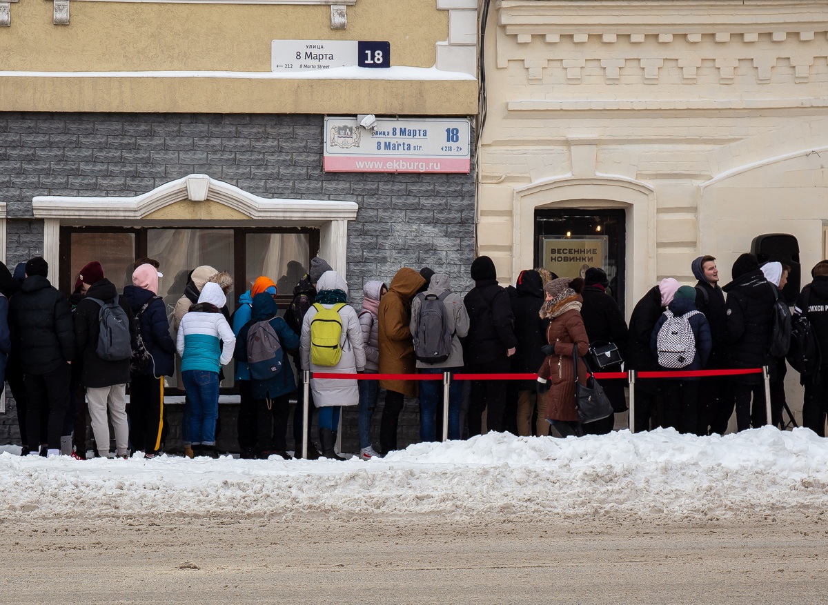 Почему в России образовались километровые очереди за медицинскими справками