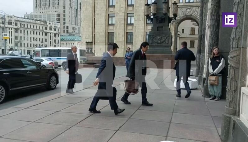 Посол Японии в Москве Акире Муто входит в здание МИД РФ (иллюстрация – кадр видео газеты «Известия»)