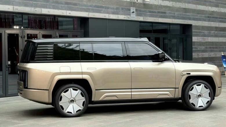  BYD Yangwang U8L показали вживую
