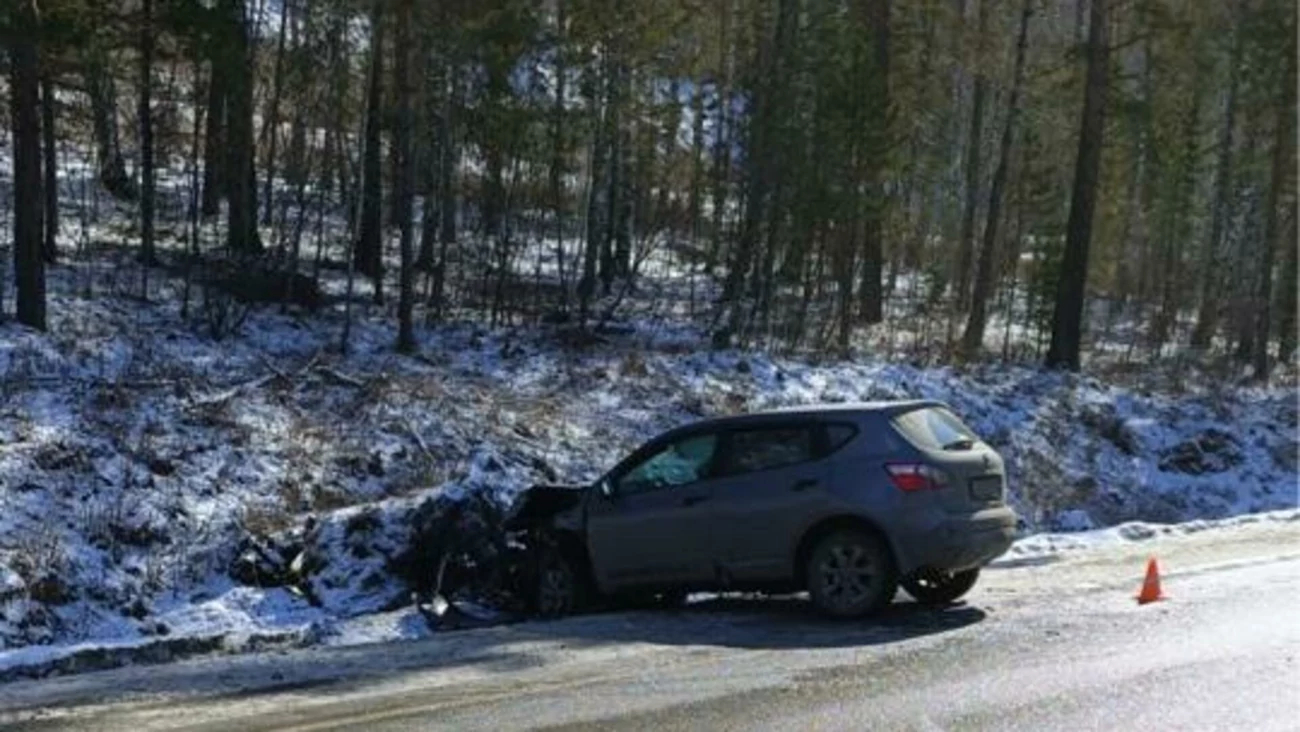 Пожилой водитель врезался в камень у дороги и попал в больницу на Алтае