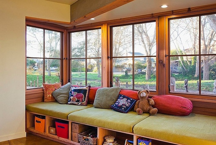 Уютное место у окна оборудовано специально для отдыха и приятных теплых разговоров.