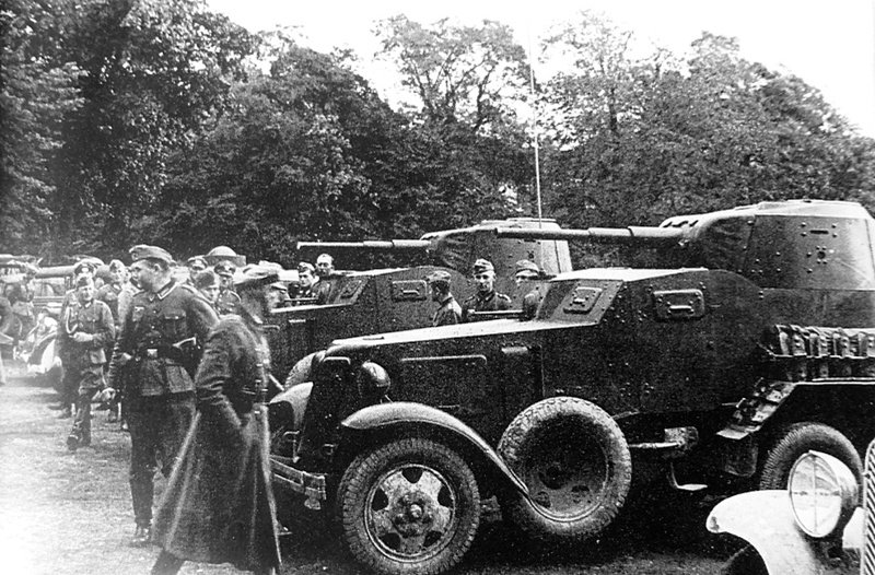 Офицеры и солдаты вермахта осматривают советские бронеавтомобили БА-10 в Люблине. военная техника, вторая мировая война, история