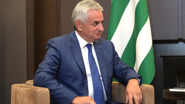 "Ради сохранения стабильности в стране": Президент Абхазии подал в отставку