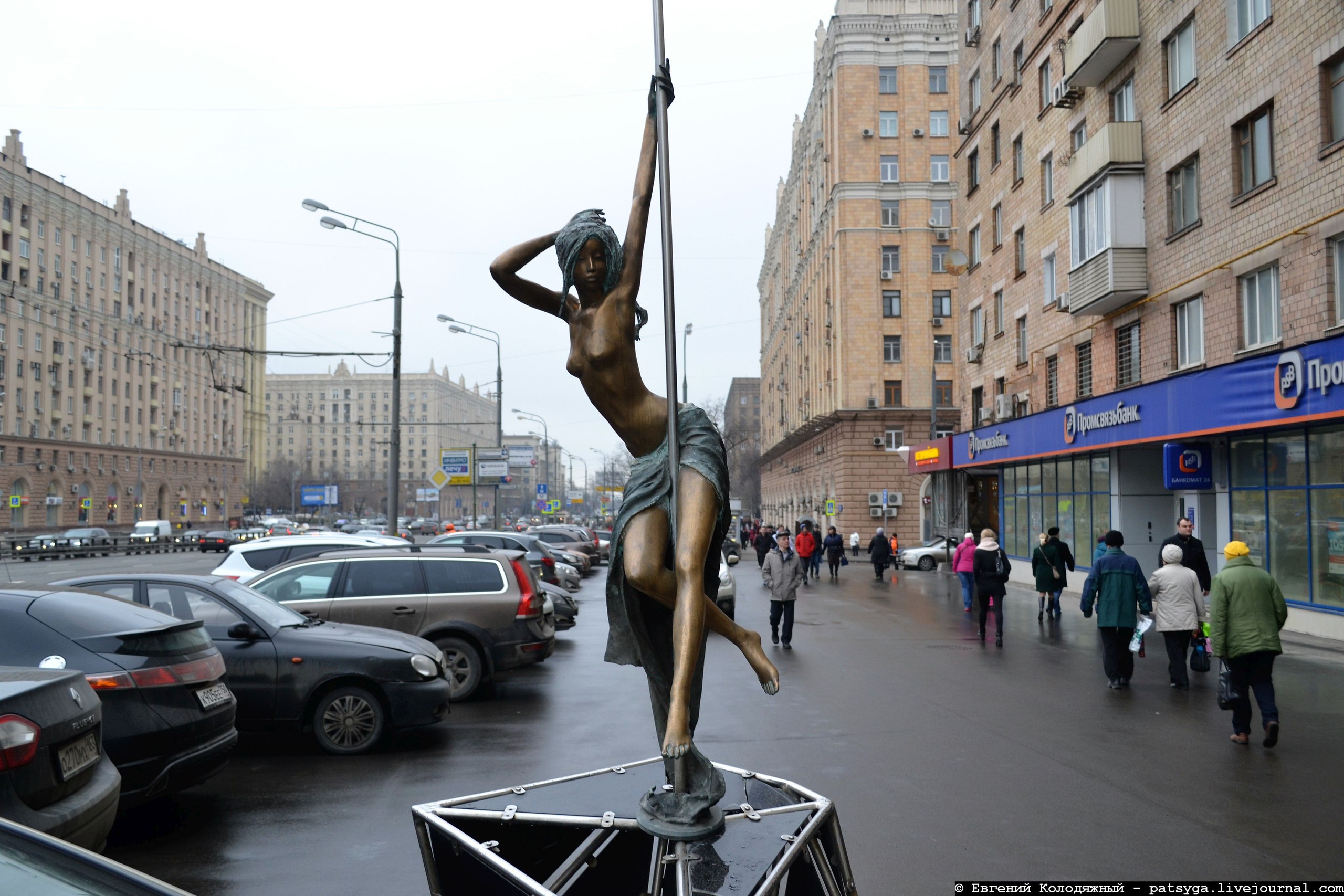 памятник миру мир в москве