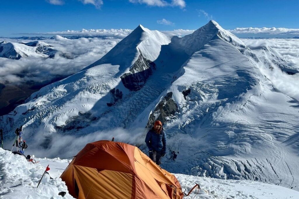Около тысячи туристов застряли на Эвересте из-за метели