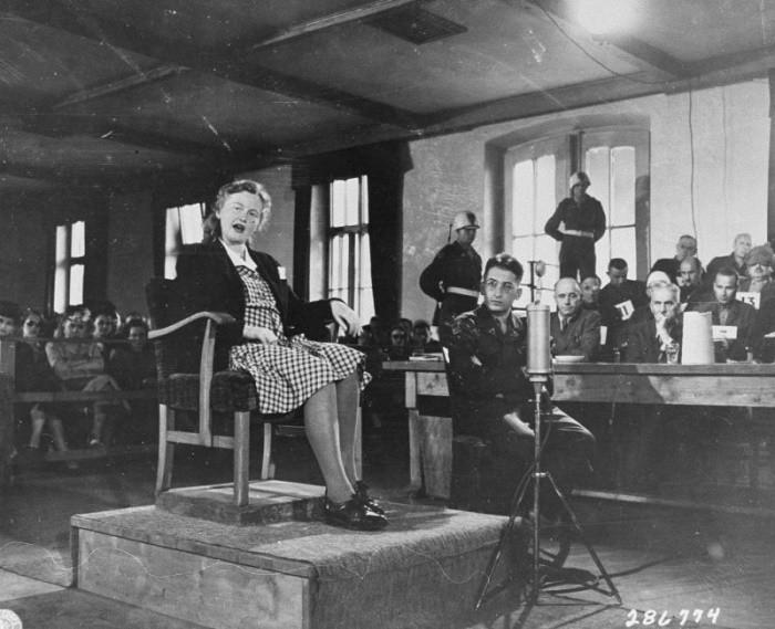 Ильза Кох, бывшая жена коменданта концлагеря Карла-Отто Коха, дает показания на первом судебном процессе Американского военного трибунала по делу сотрудников администрации и охраны концлагеря Бухенвальд, Дессау, Германия, 8 июля 1947 года