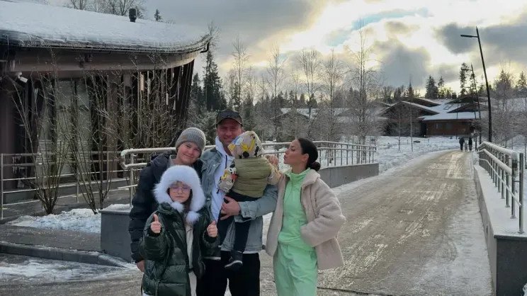 Павел Прилучный с детьми и Зепюр Брутян