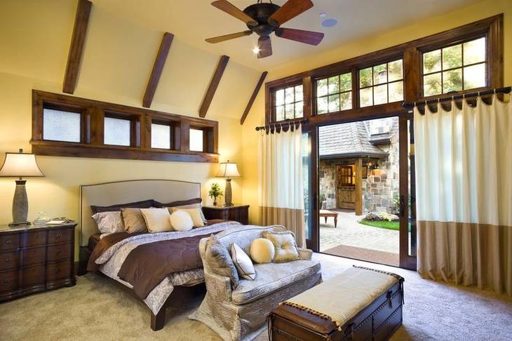 спальня с деревянными элементами