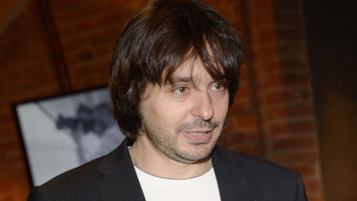 Режиссер Баршак рассказал, почему артисты должны целовать песок вслед за Козыревым