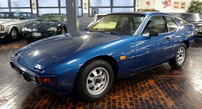 В Москве в ЦДМ на Лубянке открылась выставка легендарных ретро-автомобилей