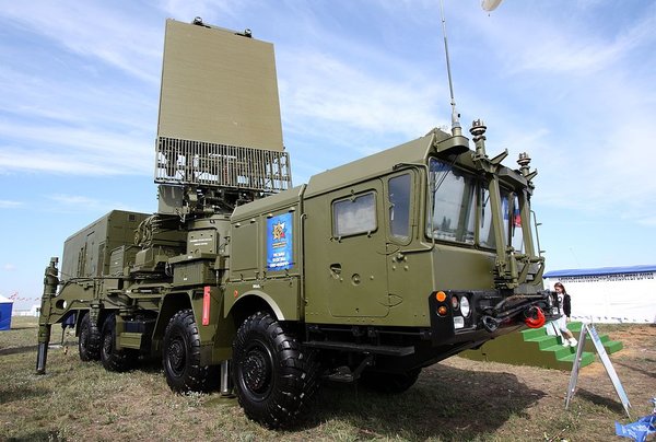 Так выглядит сам обнаружитель. Работает с С-300 и С-400 и имеет название 96Л6Е.