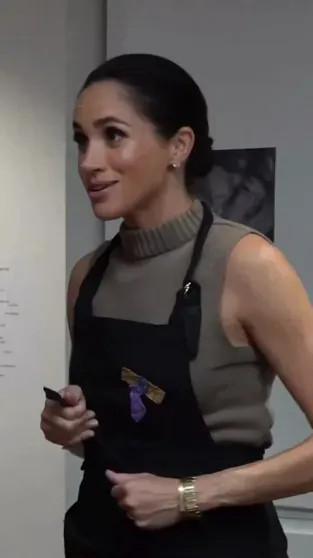 Меган Маркл опубликовала видео из поездки в Австралию, за которую их с принцем Гарри раскритиковали Меган, видео, МарклКадры, Гарри, также, Маркл, поездку, время, больницу, визита, детскую, попытке, Дианы, обвинили, детей, критикуют, тысяч, вызвали, выжившими, назвали