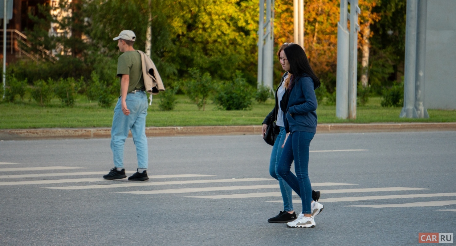 Должен ли водитель дожидаться, когда пешеход полностью пройдет через переход