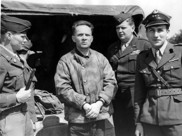 Бывший комендант концлагеря Освенцим Рудольф Хесс перед вылетом в Варшаву из аэропорта Фюрт под Нюрнбергом, 25 мая 1946 года