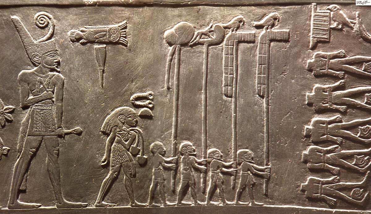 Деталь из алевролитовой пластины Палетка Нармера, ок. 3050 г. до н.э., mythsandhistory.com.