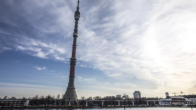 Удар молнии по шпилю Останкинской телебашни в Москве попал на видео