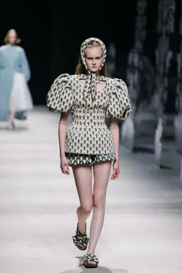 Александр Рогов, Эвелина Хромченко, Юлия Барановская и Мария Миногарова на показе Алёны Ахмадуллиной Alena, Akhmadullina, весналето, 2026Показ, показе, Миногарова, 2026Мария, 2026Миша, Рогов, посетили, Приданое, Ахмадуллина, коллекции, новой, показ, памяти, красоте, вещей, которые, невестыКоллекция