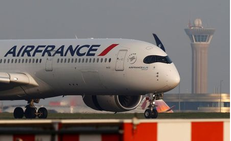 An Air France Airbus A350 airplane lands at the Charles-de-Gaulle airport in Roissy, near Paris, France April 2, 2021. REUTERS/Christian Hartmann