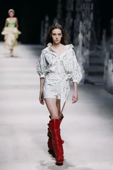 Александр Рогов, Эвелина Хромченко, Юлия Барановская и Мария Миногарова на показе Алёны Ахмадуллиной Alena, Akhmadullina, весналето, 2026Показ, показе, Миногарова, 2026Мария, 2026Миша, Рогов, посетили, Приданое, Ахмадуллина, коллекции, новой, показ, памяти, красоте, вещей, которые, невестыКоллекция