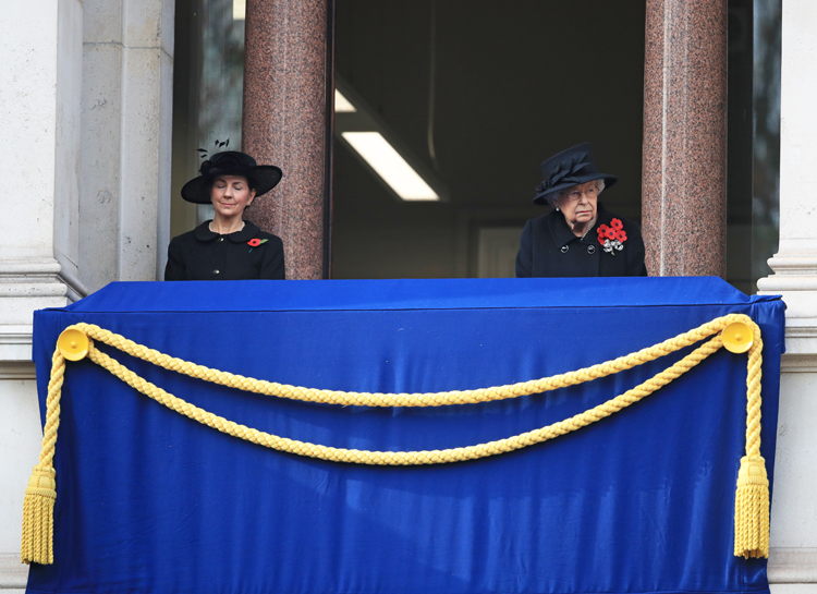 Королева Елизавета II, Кейт Миддлтон, принц Уильям и другие на поминальной службе у Кенотафа Королева Елизавета II, Кейт Миддлтон, принц Уильям и другие на поминальной службе у Кенотафа Монархи,Британские монархи