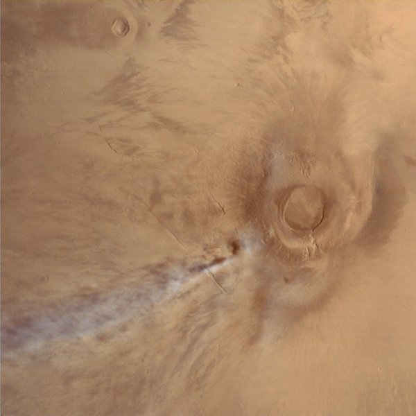 Один из величайших вулканов Марса задымил?!